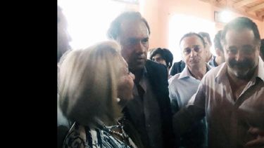 Tulio y Aiello en el momento de acercarse a Scioli en San Nicolás. (WILLY AIELLO)