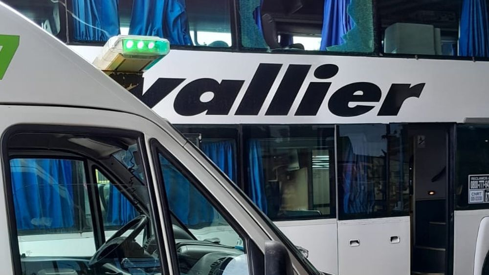 Una de las ventanillas del lateral derecho quedó totalmente destruida por el impacto de una piedra y el estallido de los vidrios le provocó lesiones a uno de los pasajeros. Una de las ventanillas del lateral derecho quedó totalmente destruida por el impacto de una piedra y el estallido de los vidrios le provocó lesiones a uno de los pasajeros.