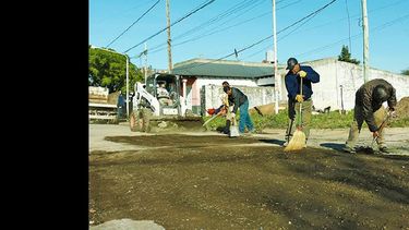 Barrio Malvinas es uno de los sectores que recibe mejoras en sus calles por la presencia de baches peligrosos. (LA OPINION)
