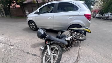 chocaron una moto y un auto en monteagudo y castelli: una joven motociclista sufrio lesiones leves chocaron una moto y un auto en monteagudo y castelli: una joven motociclista sufrio lesiones leves