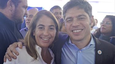 La pergaminense Eugenia Ball Lima junto al gobernador Axel Kicillof.