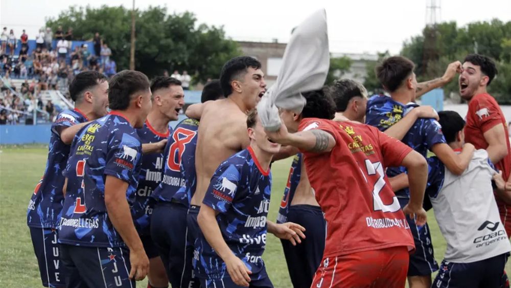 El plantel de Juventud celebra el campeonato luego de imponerse por penales.