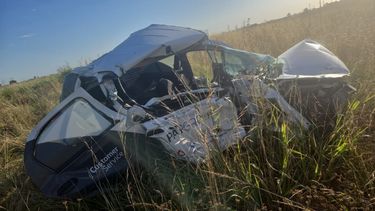 El auto Toyota Etios quedó seriamente dañado y averiado, pero el conductor fue rescatado en buenas condiciones de salud y lo trasladaron preventivamente al Hospital municipal de Colón. El auto Toyota Etios quedó seriamente dañado y averiado, pero el conductor fue rescatado en buenas condiciones de salud y lo trasladaron preventivamente al Hospital municipal de Colón.