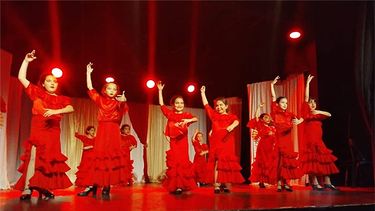 El espectáculo rendirá homenaje a la riqueza cultural de España a través de una selección de coreografías inspiradas en sus tradiciones musicales más emblemáticas. El espectáculo rendirá homenaje a la riqueza cultural de España a través de una selección de coreografías inspiradas en sus tradiciones musicales más emblemáticas.