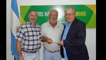 El delegado de La Violeta, Rubén Gulía, recibió el subsidio de manos de Leandro Peñaloza y Juan José Marconato. (MUNICIPALIDAD DE PERGAMINO)