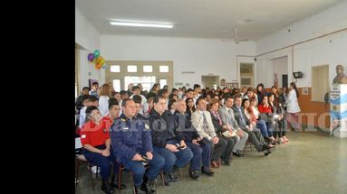 Profesionales, docentes y alumnos se congregaron en torno al busto del prócer para rendirle homenaje.  (LA OPINION)