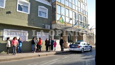 Familiares de las víctimas se movilizaron ayer hasta el edificio del Ministerio Público Fiscal. (LA OPINION)