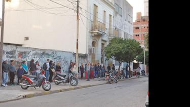 Una postal habitual era la fila de vecinos en el Registro desde la madrugada. Gracias a modificaciones en la atención y a la incorporación de la Web, el trámite se agilizó.  (ARCHIVO LA OPINION)