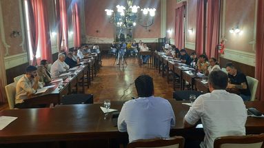 Concejales señalados como “caras rotas”, “vagos” o “atornillados a la banca” fueron parte del tono generalizado. Concejales señalados como “caras rotas”, “vagos” o “atornillados a la banca” fueron parte del tono generalizado.