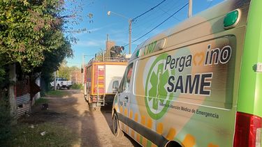 la policia, same y los rescatistas intervinieron por el incendio de una casa en barrio jorge newbery la policia, same y los rescatistas intervinieron por el incendio de una casa en barrio jorge newbery