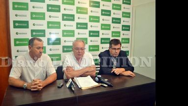 Ricardo Calzone, Leandro Peñaloza y Mario Lousteau, durante el anuncio. (LA OPINION)