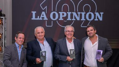 Lucas Marino Aguirre junto a los ganadores de los premios Impronta: Jorge Linares; Juan Bautista Motta y Javier Sanguinetti. Lucas Marino Aguirre junto a los ganadores de los premios Impronta: Jorge Linares; Juan Bautista Motta y Javier Sanguinetti.