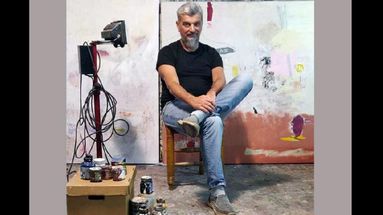 En su taller. Abordar la tela en blanco sin boceto previo me da la libertad de volcar mi interior y así lograr vaciarme en la obra. (LA OPINION)