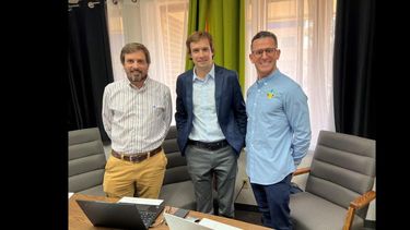 Agustín Espinosa, US Seeds Business Manager, Juan Cruz Lizarralde, CEO de Agrality, y a Adam Monke, presidente de Nebraska Irrigated Seeds.