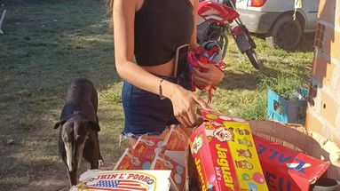 En las últimas semanas, personas de la isla de Arroyo Seco recibieron zapatillas.