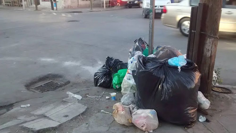 El servicio de recolección de residuos en el partido de San Pedro y sus localidades periféricas continúa suspendido por tiempo indeterminado debido a la continuidad de la medida de fuerza que mantienen los trabajadores de la empresa prestataria Ashira. El servicio de recolección de residuos en el partido de San Pedro y sus localidades periféricas continúa suspendido por tiempo indeterminado debido a la continuidad de la medida de fuerza que mantienen los trabajadores de la empresa prestataria Ashira.