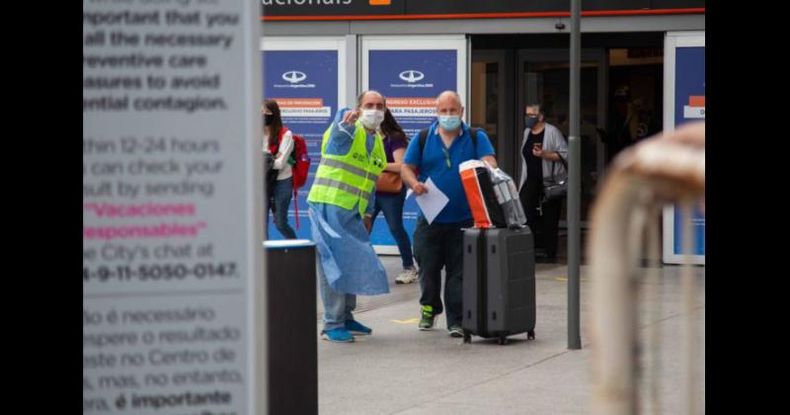 Migraciones señala en su web oficial que quienes no presenten esquema de vacunación completo, deberán hacer cuarentena y realizarse un PCR al séptimo día de ingreso.
