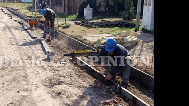 Muchas cuadras recibieron este año la extensión del cordón cuneta. (LA OPINION)