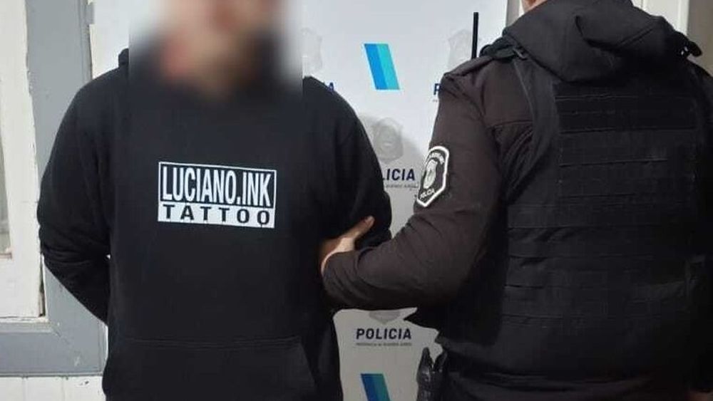 La brigada motorizada de la Policía Local mantuvo aprehendido al sujeto porque constató que tenía tres capturas activas por causas de hurto y violación de domicilio. La brigada motorizada de la Policía Local mantuvo aprehendido al sujeto porque constató que tenía tres capturas activas por causas de hurto y violación de domicilio.