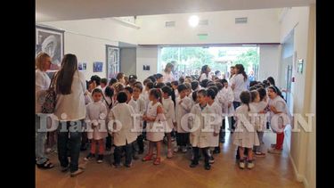 El viernes trescientos alumnos recibirán los beneficios del Programa Clickear. (LA OPINION)