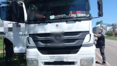 El camionero se distrajo buscando el agua para convidarle a la mujer y le sustrajeron las pertenencias que tenía en el habitáculo. El camionero se distrajo buscando el agua para convidarle a la mujer y le sustrajeron las pertenencias que tenía en el habitáculo.