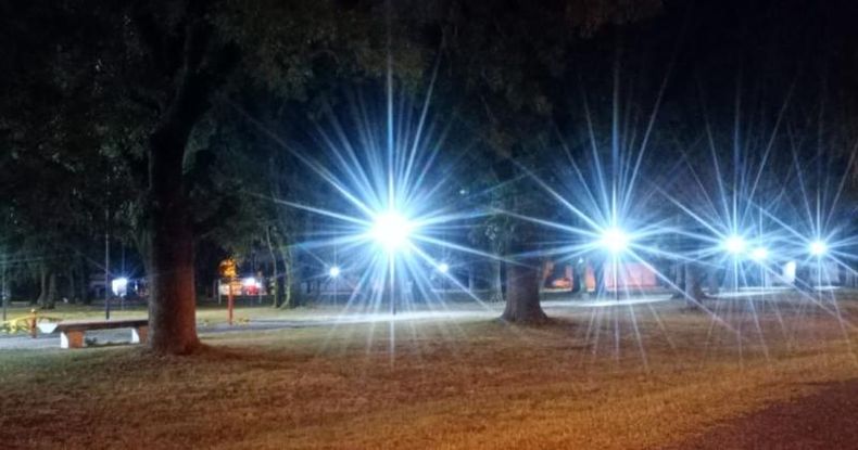 La Secretaría de Servicios Públicos, en una tarea conjunta con la Subsecretaría de Asuntos Rurales, avanza en la mejora de los sistemas de iluminación de las plazas de las localidades del Partido.