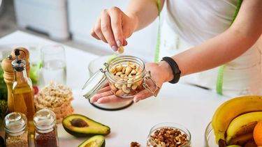 Preparar tus meriendas en casa puede resultar más económico que comprar productos empaquetados, además de reducir la probabilidad de terminar con un snack ultra procesado que no te saciará de verdad. Preparar tus meriendas en casa puede resultar más económico que comprar productos empaquetados, además de reducir la probabilidad de terminar con un snack ultra procesado que no te saciará de verdad.