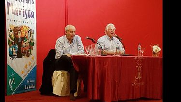 Charlas y libro. El escritor Pablo Vierci y el doctor Roberto Canessa, el viernes por la tarde en el Colegio San José. (LA OPINION)