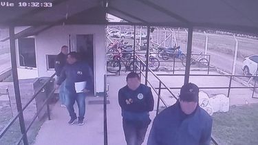 Los policías fueron filmados en el momento en que pidieron las coimas en la avícola de Guerrico. Los policías fueron filmados en el momento en que pidieron las coimas en la avícola de Guerrico.