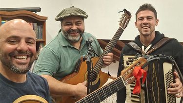 Gabriel “El Chala” Pratissoli estará acompañado por Juan Pablo Dinatale (guitarra) y Rodrigo Vigo (acordeón). Gabriel “El Chala” Pratissoli estará acompañado por Juan Pablo Dinatale (guitarra) y Rodrigo Vigo (acordeón).