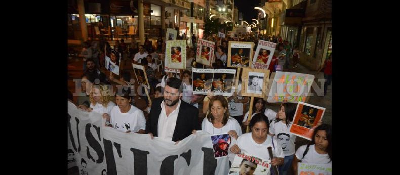 La manifestación partió desde la plaza 9 de Julio y finalizó frente al Ministerio Público Fiscal. Colocaron figuras frente a la Comisaría. (LA OPINION)