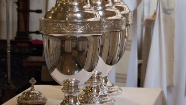 En la Misa Crismal se consagra el Santo Crisma y se bendicen los óleos de los catecúmenos y de los enfermos. En la Misa Crismal se consagra el Santo Crisma y se bendicen los óleos de los catecúmenos y de los enfermos.