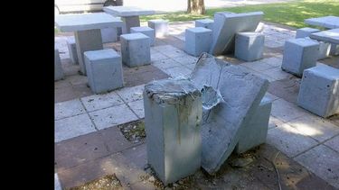 Parte de los elementos que se habían colocado semanas atrás quedaron tirados en el piso luego de los hechos vandálicos. (GOBIERNO DE PERGAMINO)