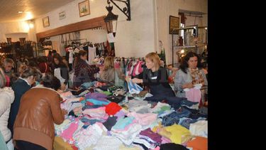 Es incesante el trabajo de voluntarios para clasificar los elementos que se venderán en la feria. (LA OPINION)