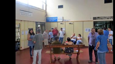 La jornada de protesta tuvo lugar ayer en el hall del Hospital San José. (LA OPINION)