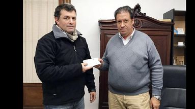 Gerardo Obregón y Aníbal Figueiras durante la entrega.  (LA OPINION)