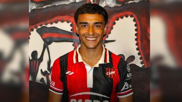 Elián Tus firmó su contrato y ya se probó la camiseta del Rojinegro. Elián Tus firmó su contrato y ya se probó la camiseta del Rojinegro.