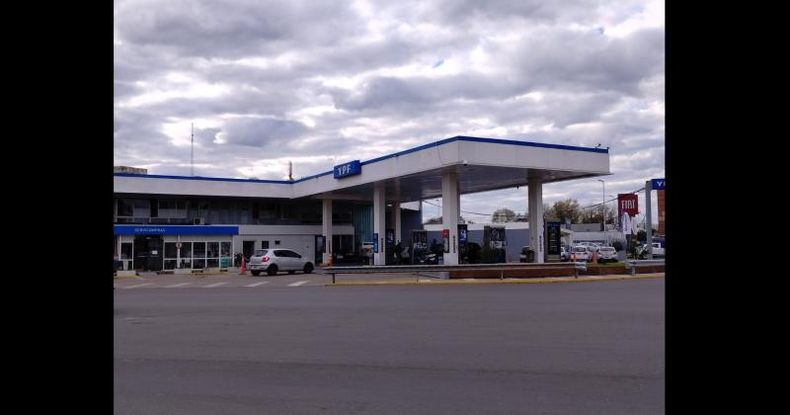 Criper S.A se emplaza en un punto estratégico, el Cruce de Caminos, allí se ubica la estación en la que se comercializa combustibles de la bandera YPF y el Servicompras.