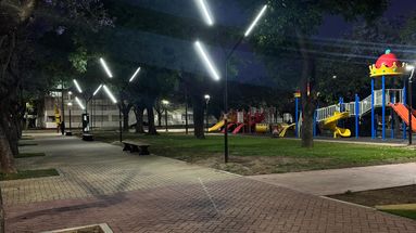 Plazas Dávila y 9 de Julio se siguen renovando: instalaron la nueva luminaria LED Plazas Dávila y 9 de Julio se siguen renovando: instalaron la nueva luminaria LED