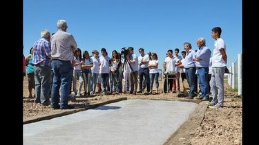 Una vez inaugurada formalmente la planta, el intendente destacó el avance que tiene este tipo de proyectos ambientales en los pueblos. (LA OPINION)