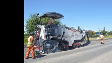 Maquinaria está trabajando en un tramo de la ruta, a metros de la intersección con Juan Manuel de Rosas. (LA OPINION)