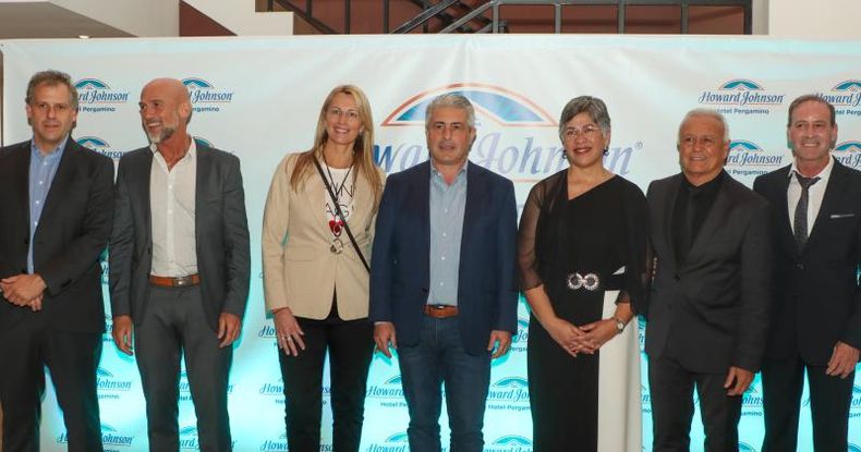 Juan Rico Zini (senador provincial), Marcelo Torti (Howard Johnson), Paula Bustos (diputada provincial), Javier Martínez (intendente), Alicia Alvarez (gerenta del hotel), Miguel Del Sel y Fernando Torti (Howard Johnson).