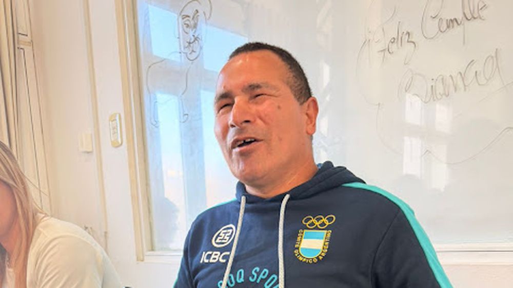 El histórico capitán de la selección argentina de fútbol para ciegos, Silvio Velo, protagonizó una jornada de formación e intercambio en el Instituto Superior de San Pedro, donde brindó una disertación ante estudiantes del Profesorado de Educación Física en el marco del programa municipal Animate, Vos Valés. El histórico capitán de la selección argentina de fútbol para ciegos, Silvio Velo, protagonizó una jornada de formación e intercambio en el Instituto Superior de San Pedro, donde brindó una disertación ante estudiantes del Profesorado de Educación Física en el marco del programa municipal Animate, Vos Valés.