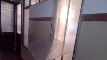 Las autoridades educativas de la Escuela Primaria 50 denunciaron daños en las aberturas. Las autoridades educativas de la Escuela Primaria 50 denunciaron daños en las aberturas.