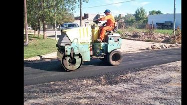 Algunos de los trabajos pendientes en los barrios seguirán llevándose a cabo a partir de mañana. (LA OPINION)