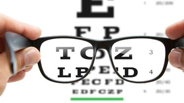 La labor del óptico abarca mucho más que la entrega de anteojos: exige conocimientos científicos, técnicos y sociales para acompañar a cada paciente.  