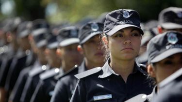Una oficial de la Policía bonaerense fue denunciada en Pergamino por su ex pareja, quien la acusó de agredirlo físicamente y amenazarlo con un elemento metálico en el marco de un conflicto personal. Una oficial de la Policía bonaerense fue denunciada en Pergamino por su ex pareja, quien la acusó de agredirlo físicamente y amenazarlo con un elemento metálico en el marco de un conflicto personal.