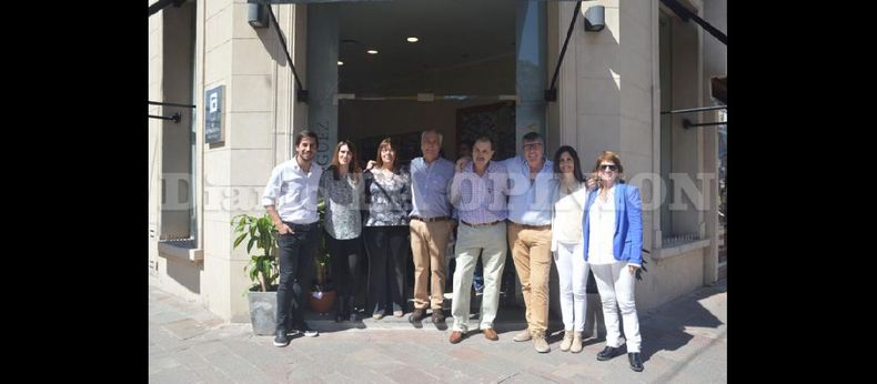 Los referentes y trabajadores de la inmobiliaria posan en el local de de calles Dorrego y San Nicolás, espacio que ocupan hace más de una década.  (LA OPINION)