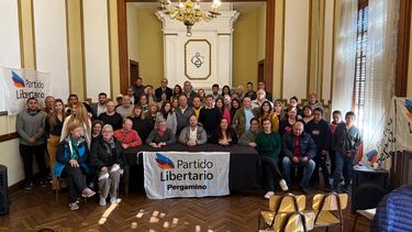 Referentes del Partido Libertario junto a mariano Crespi y Sara Randazzo en el Club Social&nbsp;