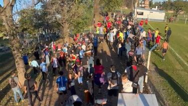 Club Provincial y Club Viajantes: Del otro lado del alambrado olímpico se enfrentaron los aficionados de las dos parcialidades. Club Provincial y Club Viajantes: Del otro lado del alambrado olímpico se enfrentaron los aficionados de las dos parcialidades.